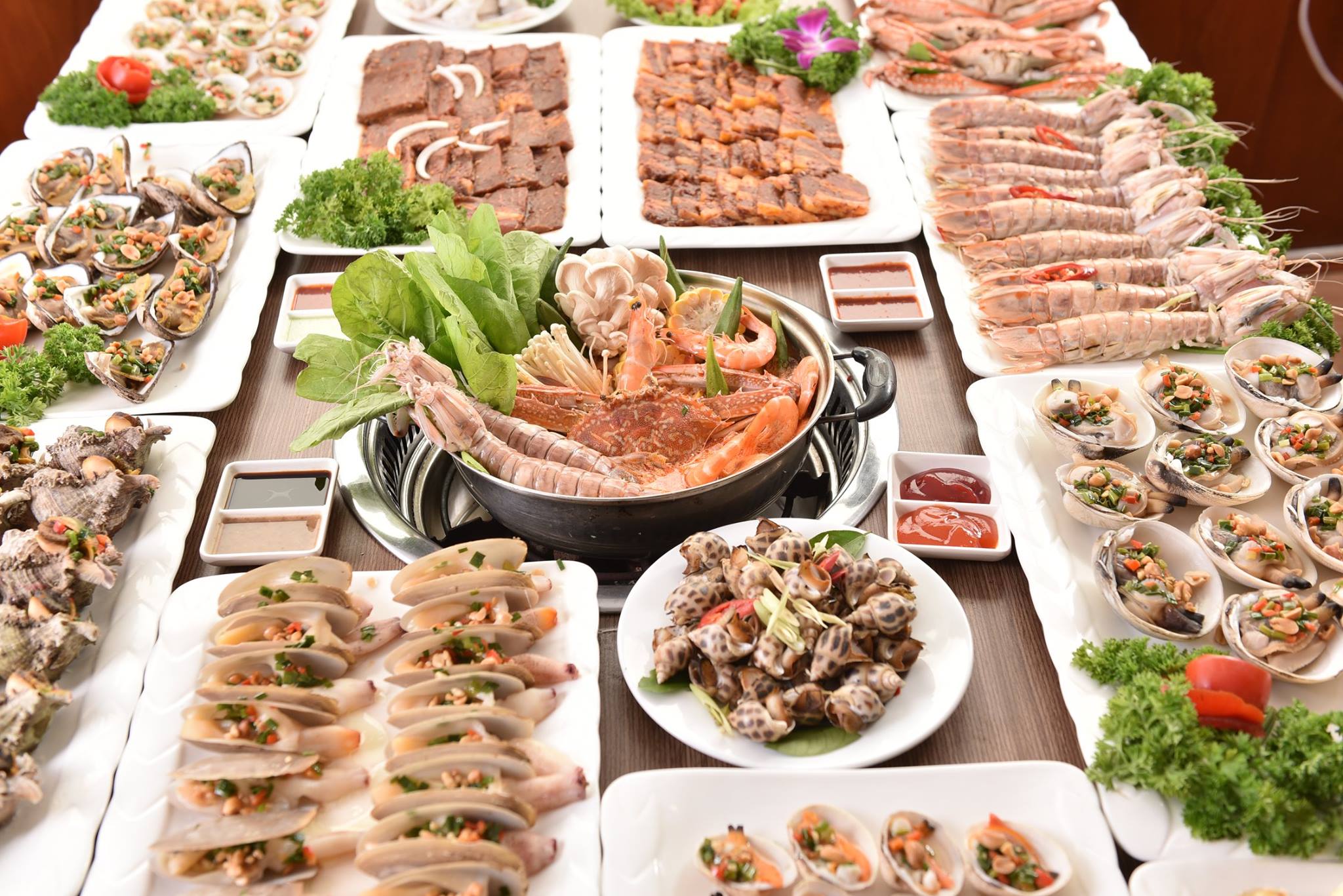 Tại nhà hàng Buffet lẩu nướng hải sản Chef Dzung khách hàng có thể tự chọn đồ ăn thỏa thích và được phục vụ đồ uống tại bàn